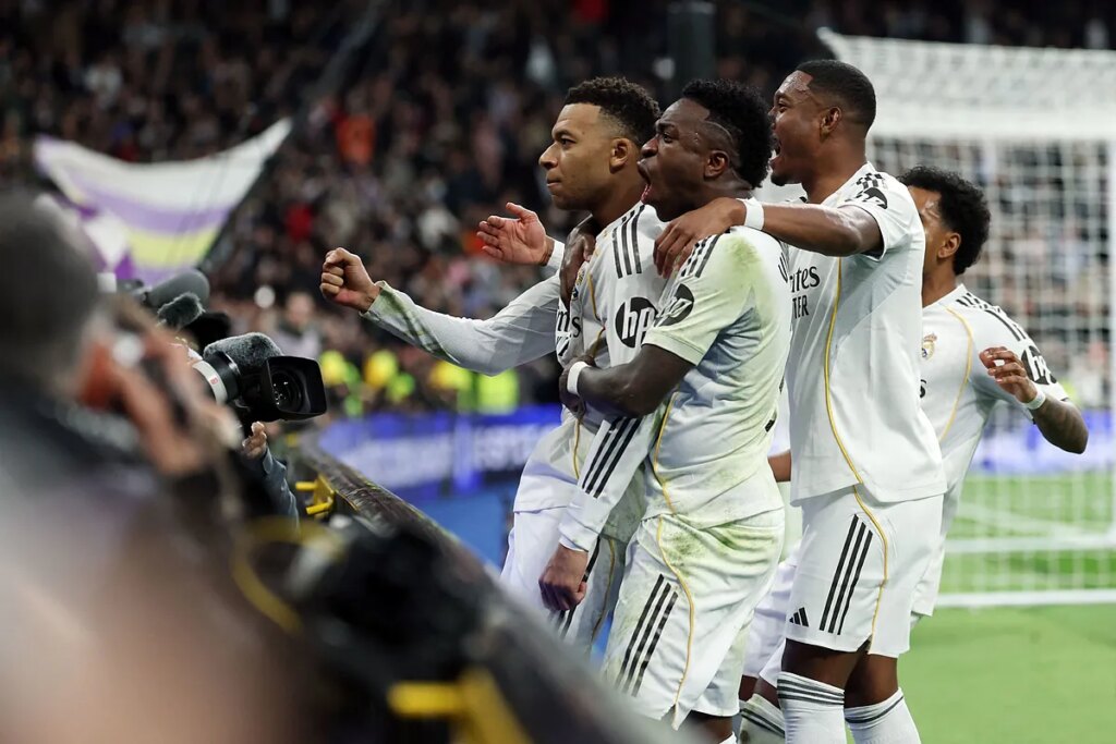 Mbappé, with a penalty in the 99th minute, avoids a new calamity for Madrid under the Bernabéu whistles