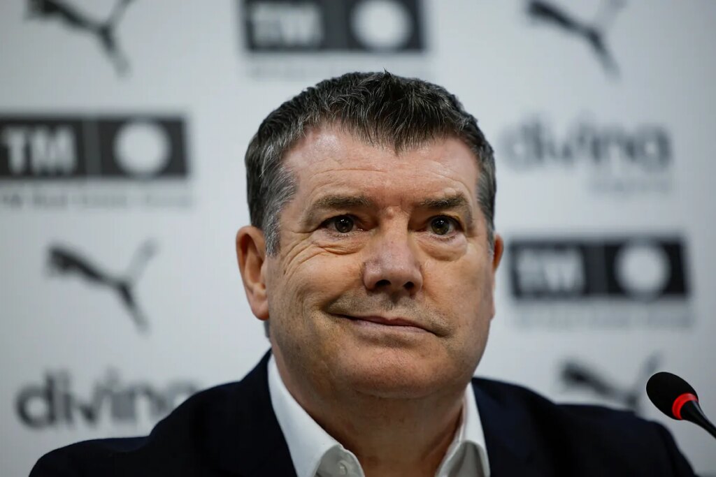 Valencia reinforces the figure of Carlos Corberán on the bench despite the pressure of relegation and insists that the team lives "a transition"