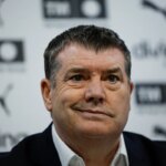 Valencia reinforces the figure of Carlos Corberán on the bench despite the pressure of relegation and insists that the team lives "a transition"